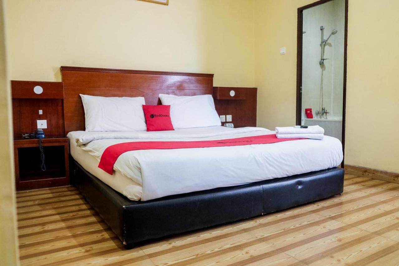 Reddoorz Plus Near Dc Mall Batam Nagoya Luaran gambar